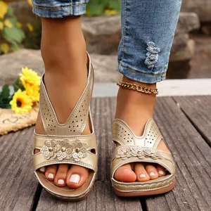 Elegantes sandalias de cuña doradas para mujer con detalles florales y una suela gruesa cómoda