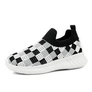Sneakers per bambini slip-on in fly-knit traspiranti con motivo a scacchi bianco e nero.