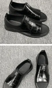 Détail des sandales pour hommes en cuir embossé noir avec l'étiquette HF FRONCI