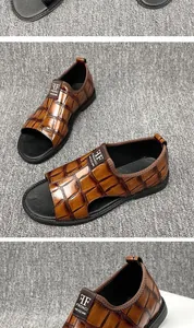 Vue détaillée de sandales en cuir gaufré marron pour hommes, bout ouvert