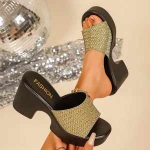 Elegante Damen-Pantoletten mit Plateausohle, Blockabsatz und goldfarbenen Pailletten