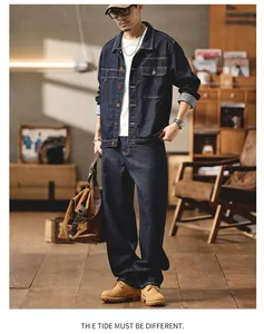 Vista completa de un conjunto vaquero azul oscuro retro para hombre estilo casual