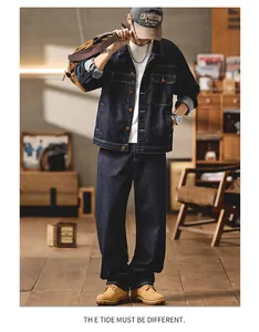 Vista detallada del conjunto premium de chaqueta y pantalones vaqueros para hombre