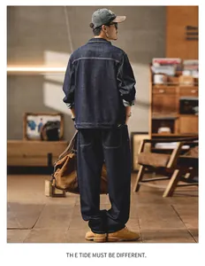 Vista posterior completa de un hombre con un conjunto de chaqueta y pantalón vaquero azul