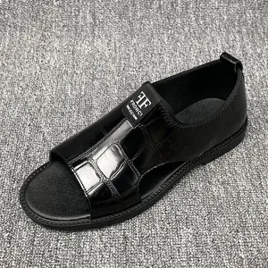 Sandales décontractées noires pour hommes avec cuir embouti crocodile et design à bout ouvert
