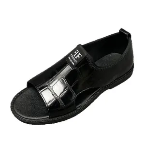 Sandales romaines noires élégantes pour hommes avec motif embossé pour la plage.