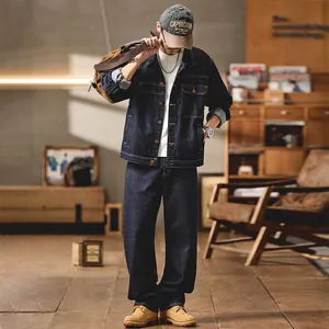 Conjunto de chaqueta y pantalón vaquero azul oscuro para hombre en un estudio de estilo retro