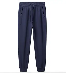 Gedetailleerd vooraanzicht van een donkerblauwe katoenen sportieve joggingbroek
