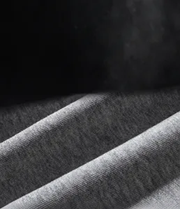 Detailaufnahme der atmungsaktiven dunkelgrauen Strickstofftextur für Sport-Jogginghosen