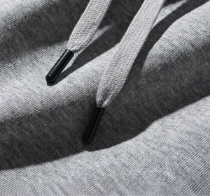 Detailaufnahme der grauen Jogginghose mit Kordelzug, schwarzen Enden und Stoffstruktur