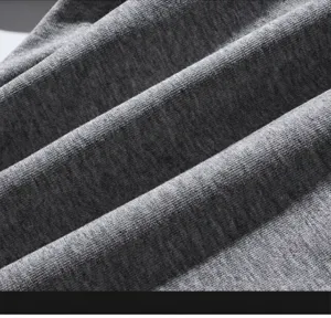 Makro-Detailaufnahme der weichen Textur des grauen Melange-Strickstoffs für Jogger