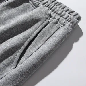 Gedetailleerde macro-weergave van de tailleband en zijzak van een grijze joggingbroek