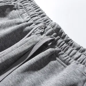 Detailopname van grijze joggingbroek met elastische trekkoordtaille en zachte gebreide stof