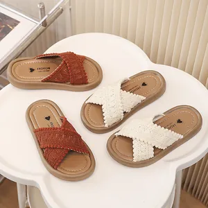 Zapatillas de verano transpirables para niñas con correas cruzadas en blanco y marrón.