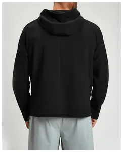 Vista posteriore di una giacca sportiva con cappuccio in maglia a nido d'ape nera