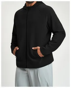 Dettaglio della giacca sportiva con cappuccio in maglia a nido d'ape nera da uomo e tessuto.