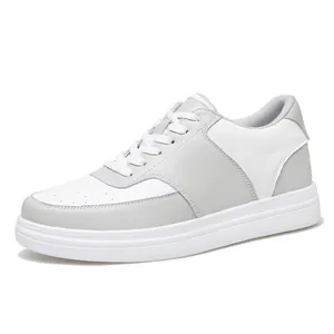 Sneakers con zeppa bianche e grigie con rialzo di 8 cm per un look casual