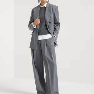 Bottoni in resina giapponese di alta qualità su un abito blazer grigio professionale.