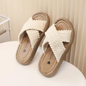Elegantes sandalias de niña con correas cruzadas de ganchillo y suela cómoda