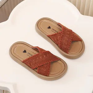 Vista detallada de sandalias tejidas naranja para niñas con suelas blandas y gruesas