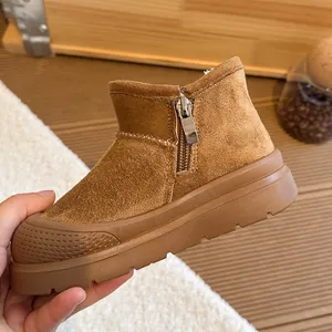 Stivali da neve per bambini in pelle scamosciata marrone con suola spessa e zip.