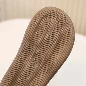 Primer plano de la suela antideslizante marrón para chanclas de niña, con marca de talla 190