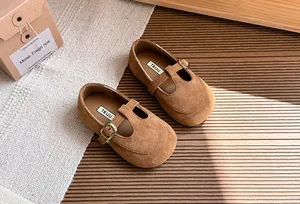 Vista dettagliata delle scarpe vintage Mary Jane in camoscio marrone per bambine