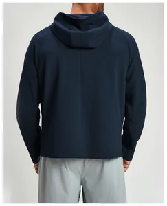 Vista posteriore di una giacca sportiva da uomo con cappuccio in maglia a nido d'ape.