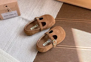 Dettaglio delle scarpe Mary Jane retrò in camoscio marrone per bambine con suola morbida