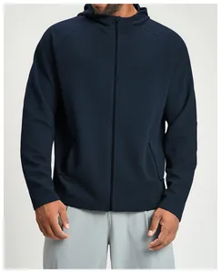 Dettaglio della giacca sportiva da uomo blu navy con cappuccio e trama a nido d'ape