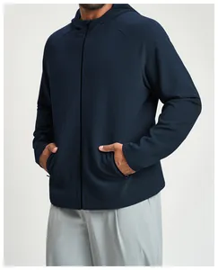 Primo piano dettagliato della giacca sportiva da uomo in maglia a nido d'ape blu navy