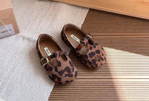 Dettaglio delle scarpe Mary Jane retro da bambina con stampa leopardata in camoscio e suola morbida
