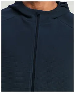 Dettaglio macro della trama a nido d'ape blu navy su giacca sportiva da uomo