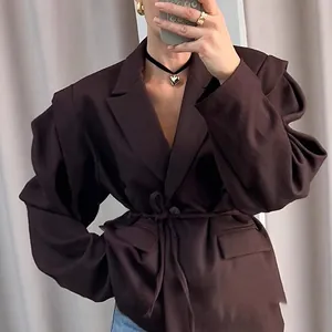 Elegante giacca da donna marrone scuro con vita stretta, maniche a sbuffo e scollo a V alla moda