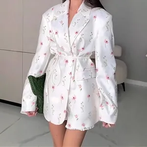 Elegante blazer bianco floreale con cintura in vita e scollo a V per un look raffinato