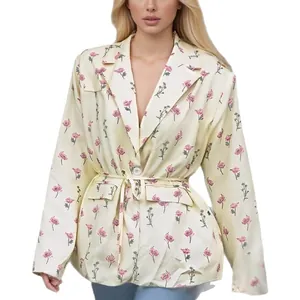 Elegante blazer giallo chiaro con stampa floreale, laccetto in vita e scollo a V da donna.