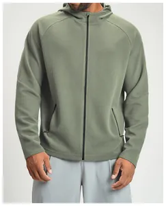 Dettaglio della giacca sportiva con cappuccio in maglia waffle verde con zip nera