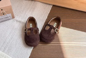 Dettaglio delle scarpe Mary Jane vintage in pelle scamosciata marrone per bambine