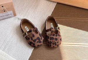 Vista dettagliata delle scarpe leopardate da bambina con cinturino a T retrò.