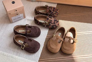 Tre paia di scarpe Mary Jane vintage in pelle scamosciata per bambini in vari colori