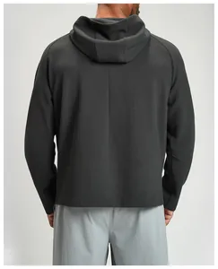 Vista posteriore della giacca sportiva da uomo in maglia a nido d'ape con cappuccio.