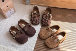 Vista dettagliata delle scarpe Mary Jane in pelle scamosciata vintage per bambine in colori