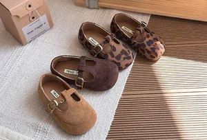 Mary Jane vintage in camoscio per bambina con suola morbida, leopardo e tinta unita.