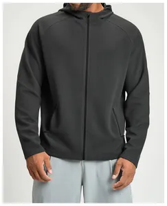 Dettaglio della giacca sportiva con cappuccio in maglia waffle grigio scuro da uomo con trama