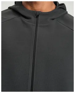 Primo piano del dettaglio della felpa sportiva grigia in maglia a nido d'ape con zip