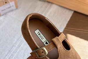 Dettaglio scarpa Mary Jane vintage in pelle scamosciata marrone per bambina