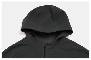 Dettaglio ravvicinato di felpa con cappuccio grigio scuro in maglia a nido d'ape.