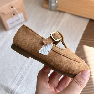 Scarpe Mary Jane vintage da bambina in camoscio marrone con suola morbida e fibbia d'oro
