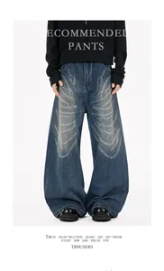 Jean bleu taille haute à jambes larges avec motif papillon laser et strass brillants