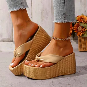Élégantes sandales compensées dorées avec plateforme tissée et brides croisées nouées